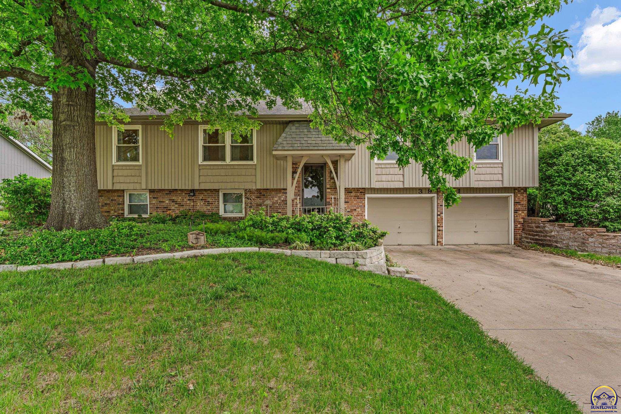 3901 Southwest Nottingham Road Topeka, KS 66610 - Photo 3 of 44