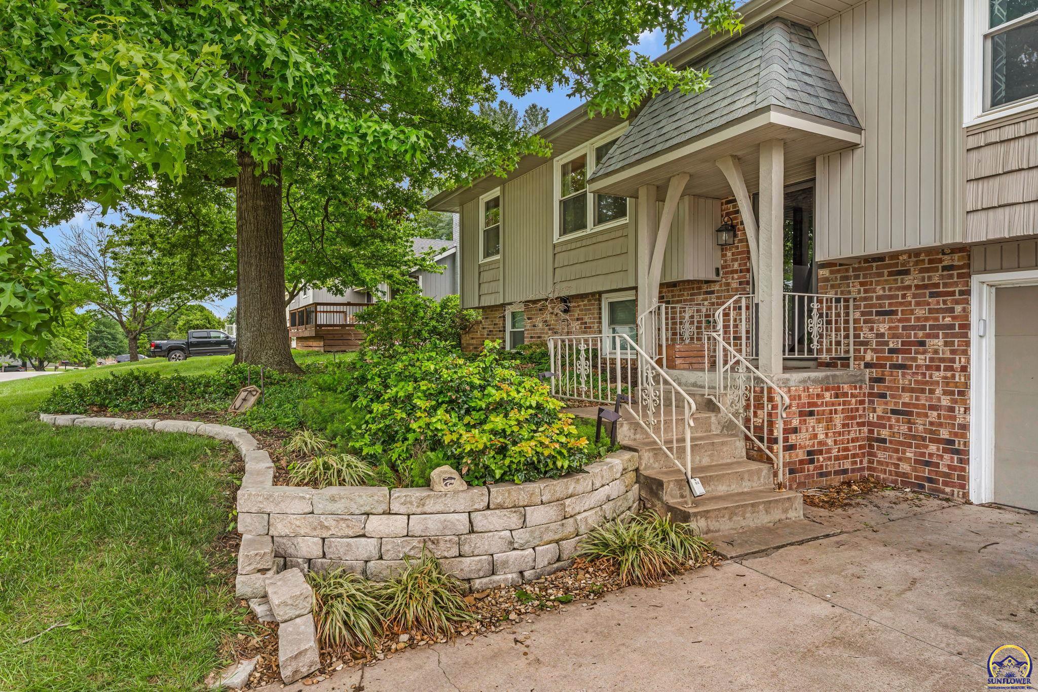 3901 Southwest Nottingham Road Topeka, KS 66610 - Photo 5 of 44