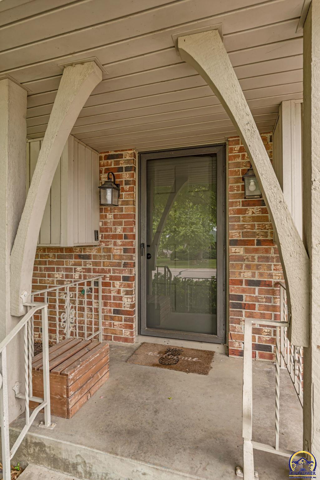 3901 Southwest Nottingham Road Topeka, KS 66610 - Photo 7 of 44