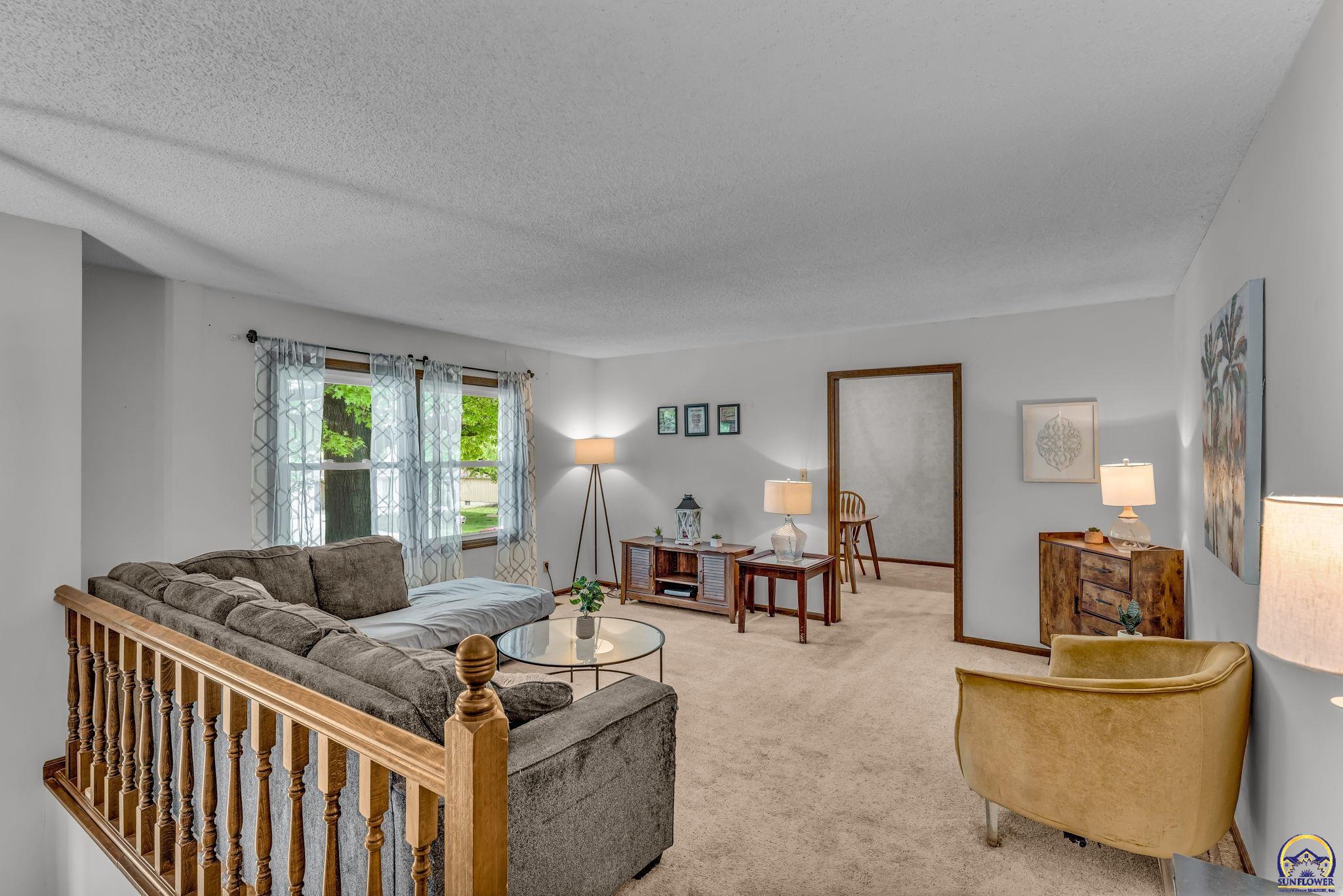3901 Southwest Nottingham Road Topeka, KS 66610 - Photo 9 of 44