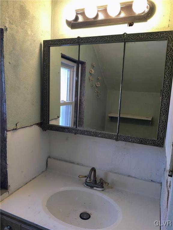 547 Evergreen Street Emmaus, PA 18049 - Photo 19 of 34 Full bath