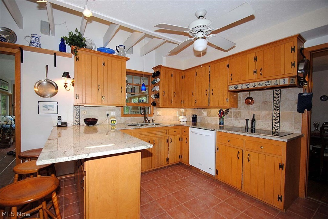 947 Professor Road Cleveland, OH 44124 - Photo 3 of 27 KITCHEN WITH NEWER GRANITE COUNTERS AND CERAMIC FLOORS. ALL APPLIANCES STAY