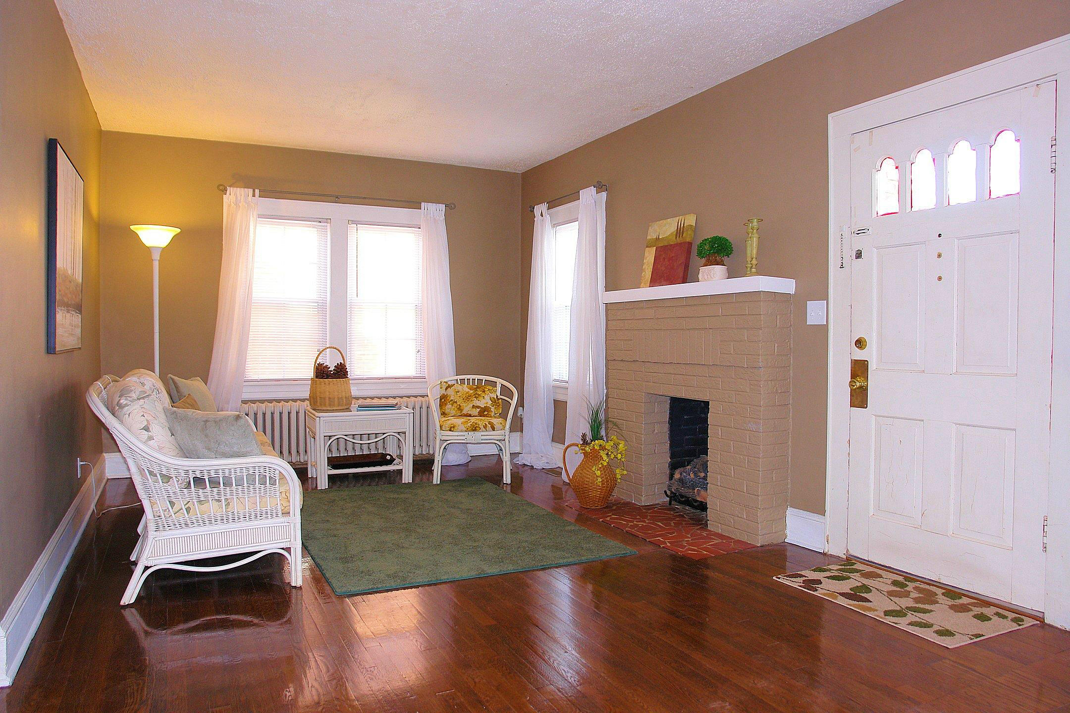 2525 Tillett Road Southwest Roanoke, VA 24015 - Photo 2 of 31 Living Room