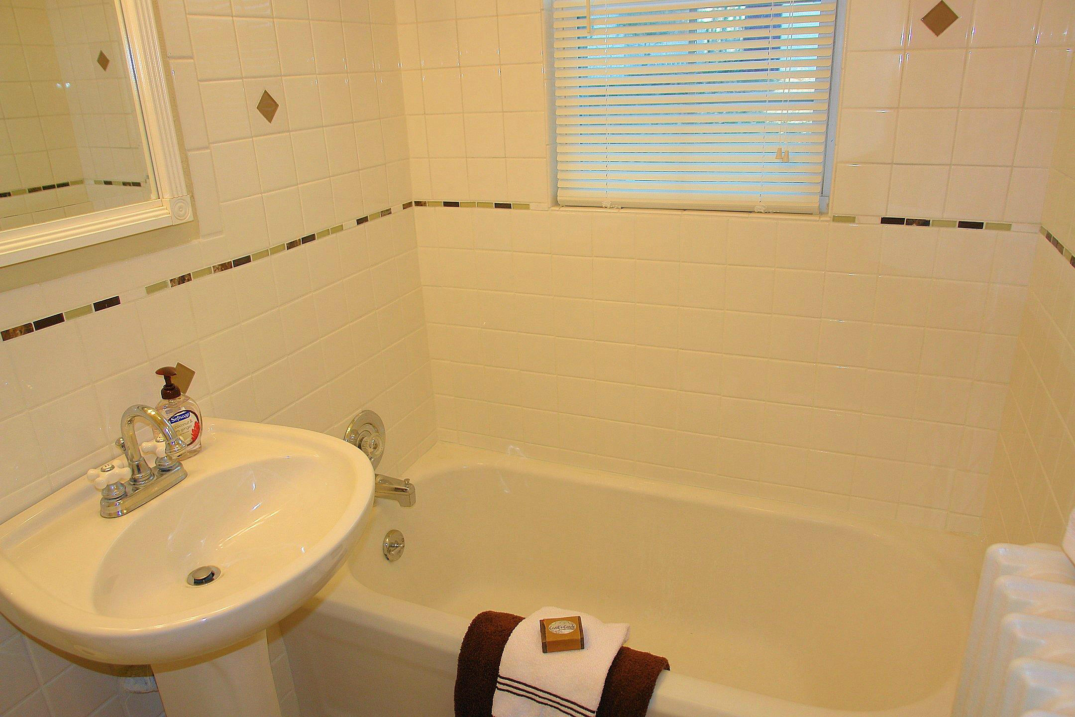 2525 Tillett Road Southwest Roanoke, VA 24015 - Photo 16 of 31 Bathroom