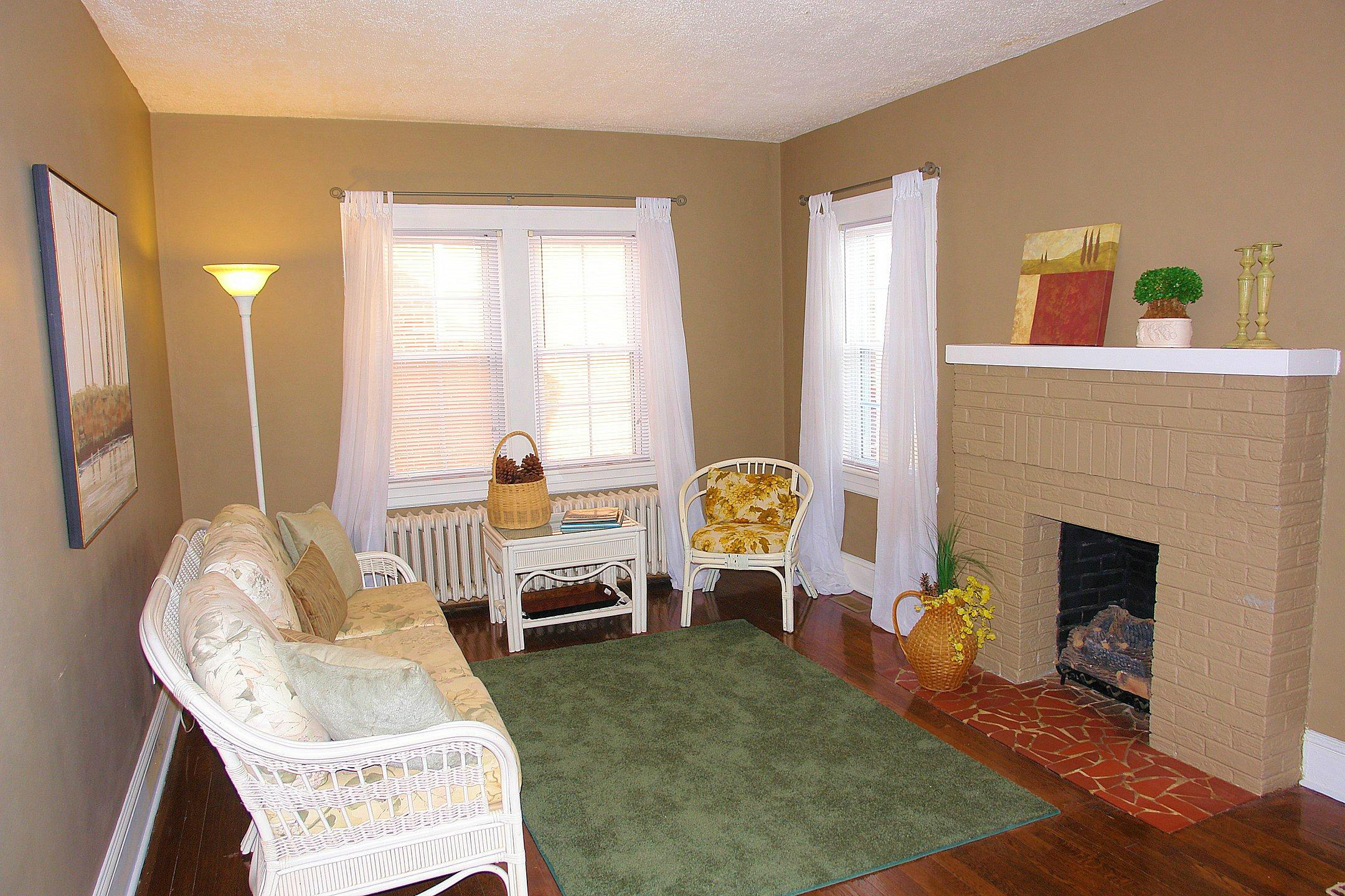 2525 Tillett Road Southwest Roanoke, VA 24015 - Photo 3 of 31 Living Room