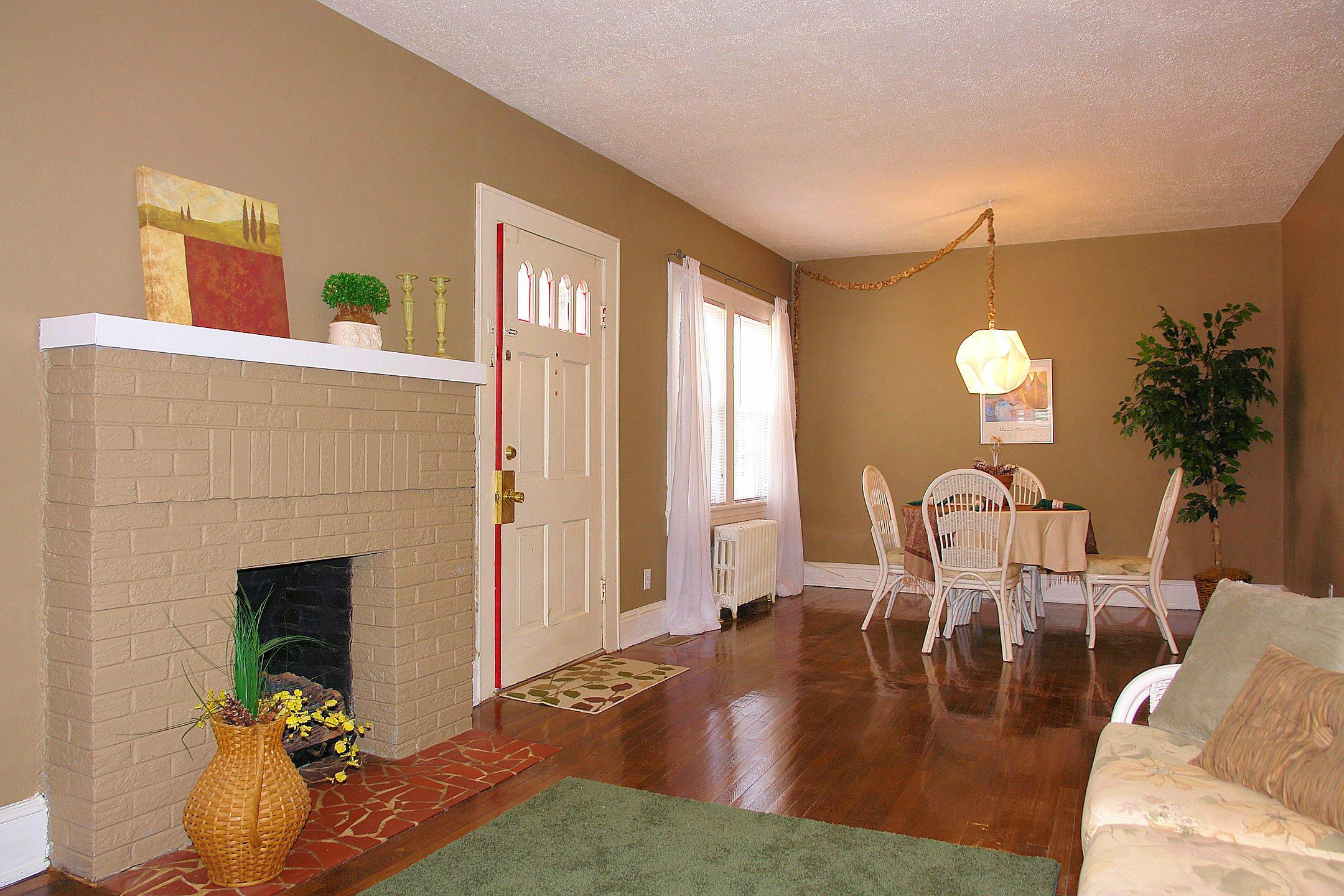 2525 Tillett Road Southwest Roanoke, VA 24015 - Photo 4 of 31 Living Room