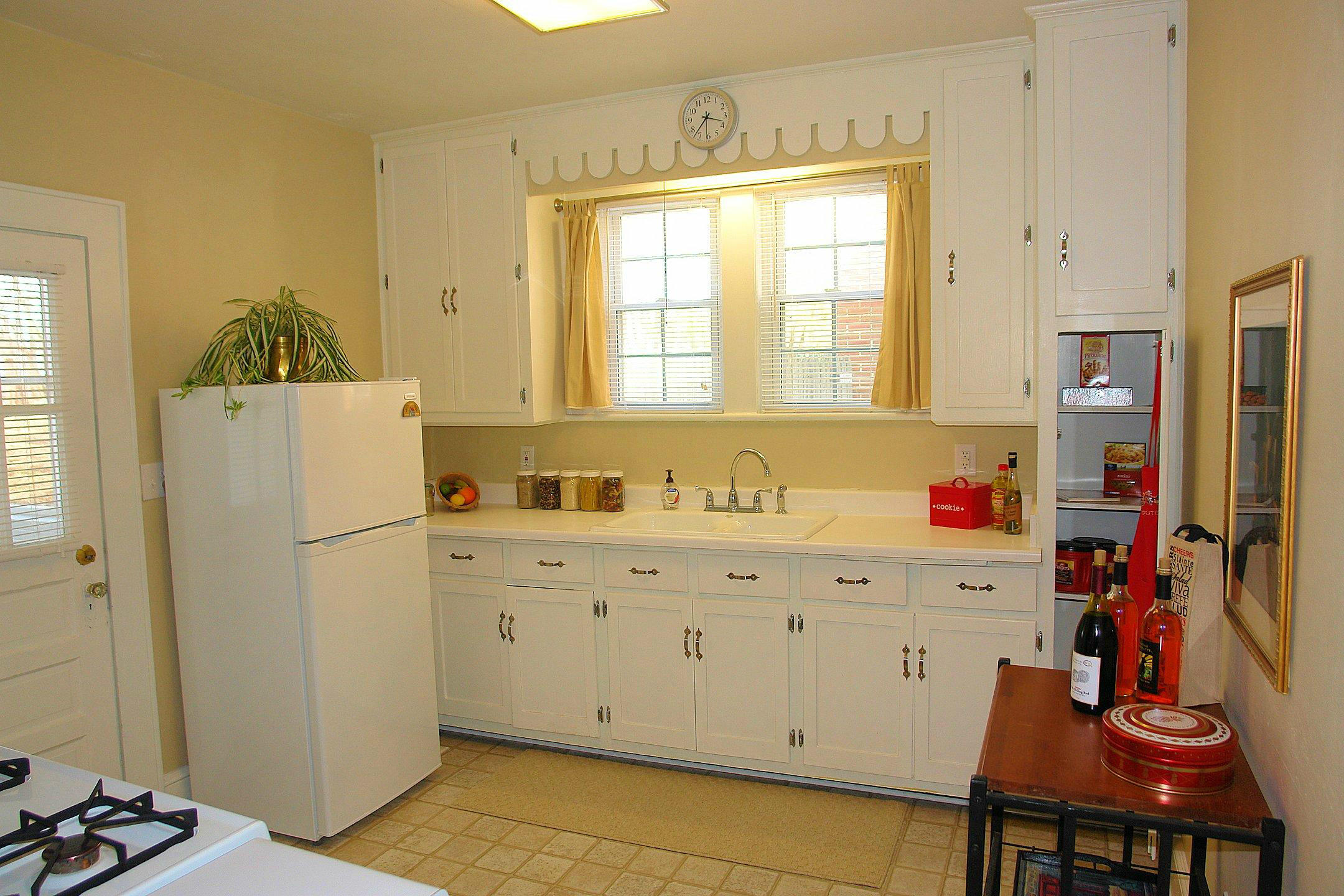2525 Tillett Road Southwest Roanoke, VA 24015 - Photo 7 of 31 Kitchen