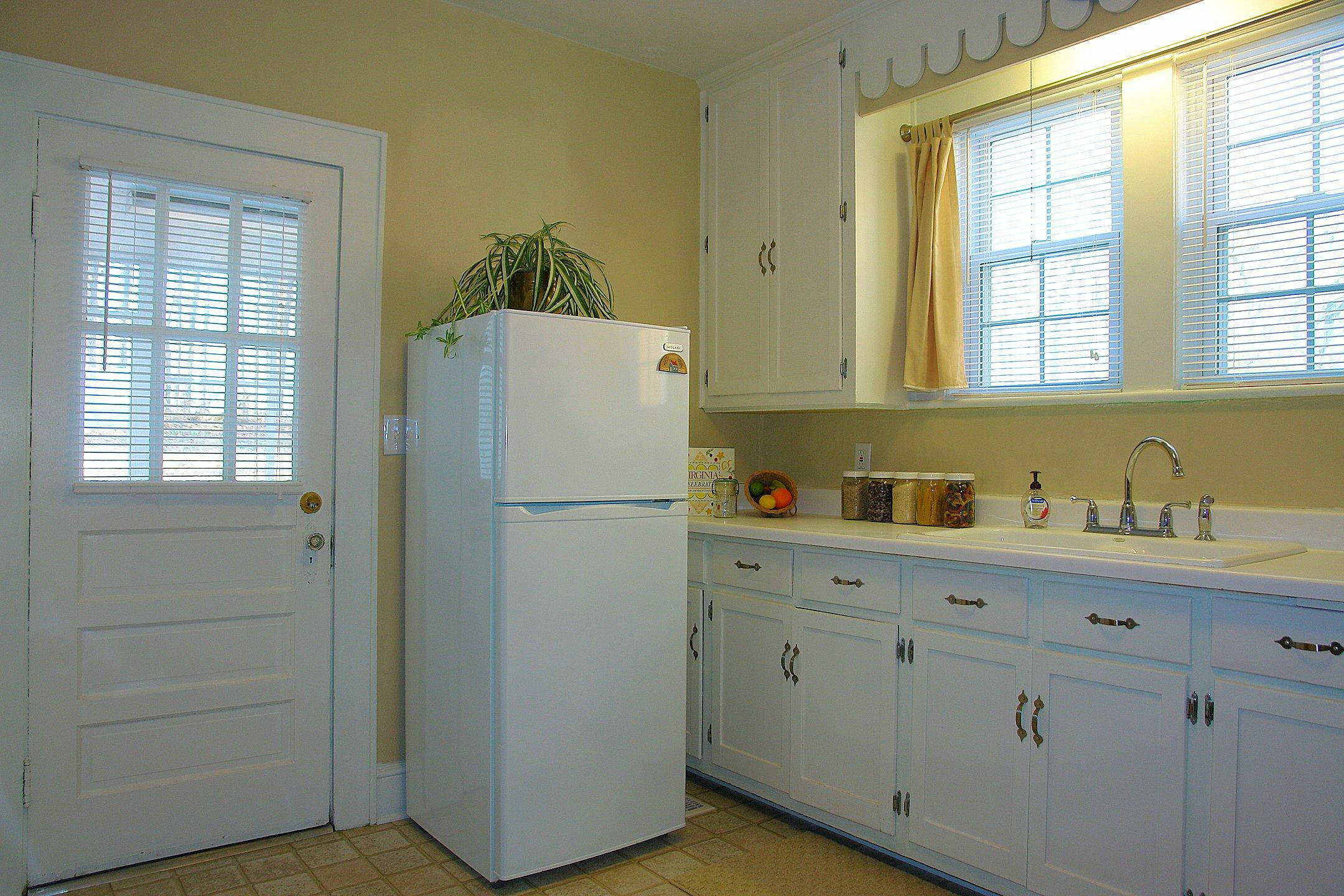 2525 Tillett Road Southwest Roanoke, VA 24015 - Photo 8 of 31 Kitchen