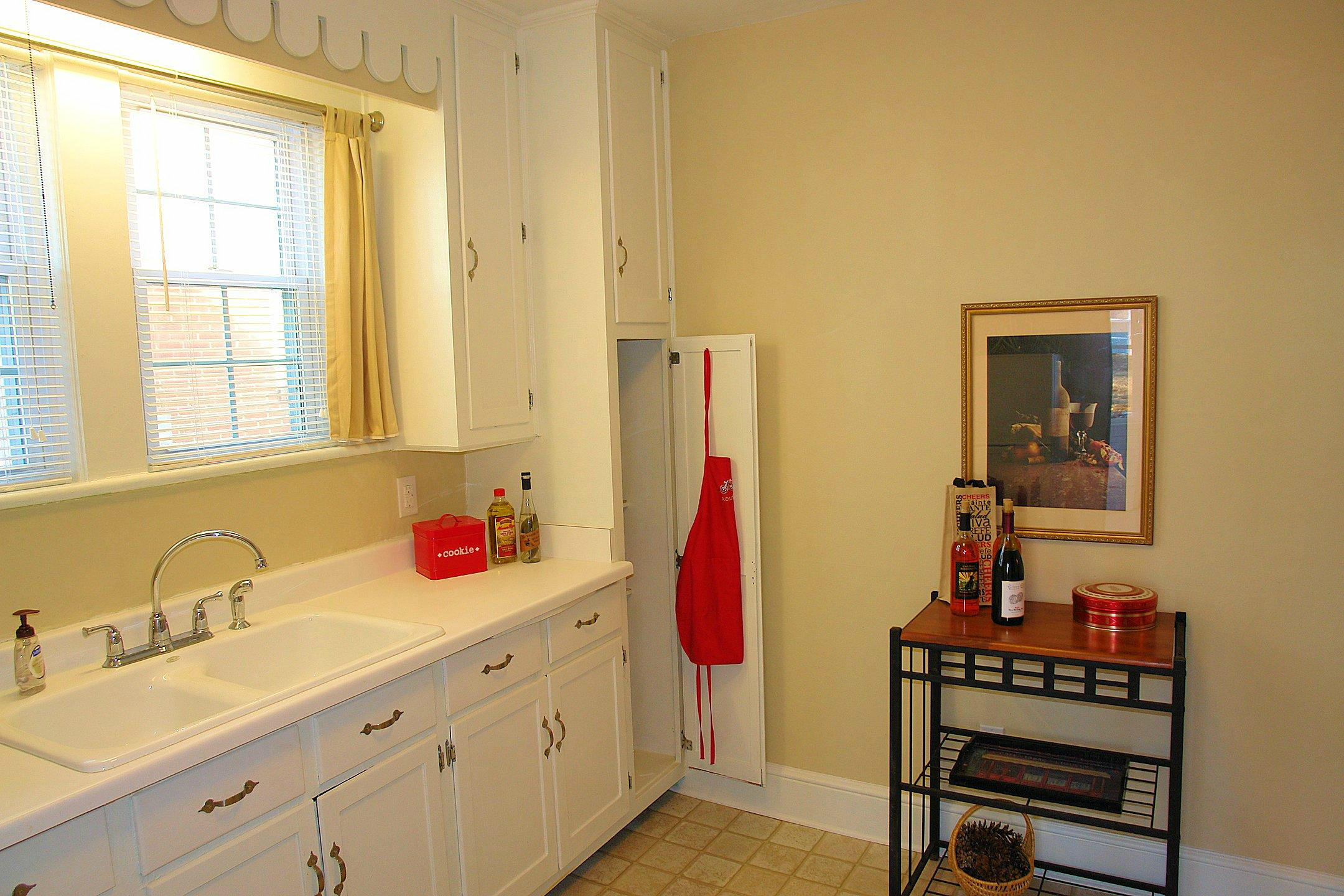 2525 Tillett Road Southwest Roanoke, VA 24015 - Photo 9 of 31 Kitchen