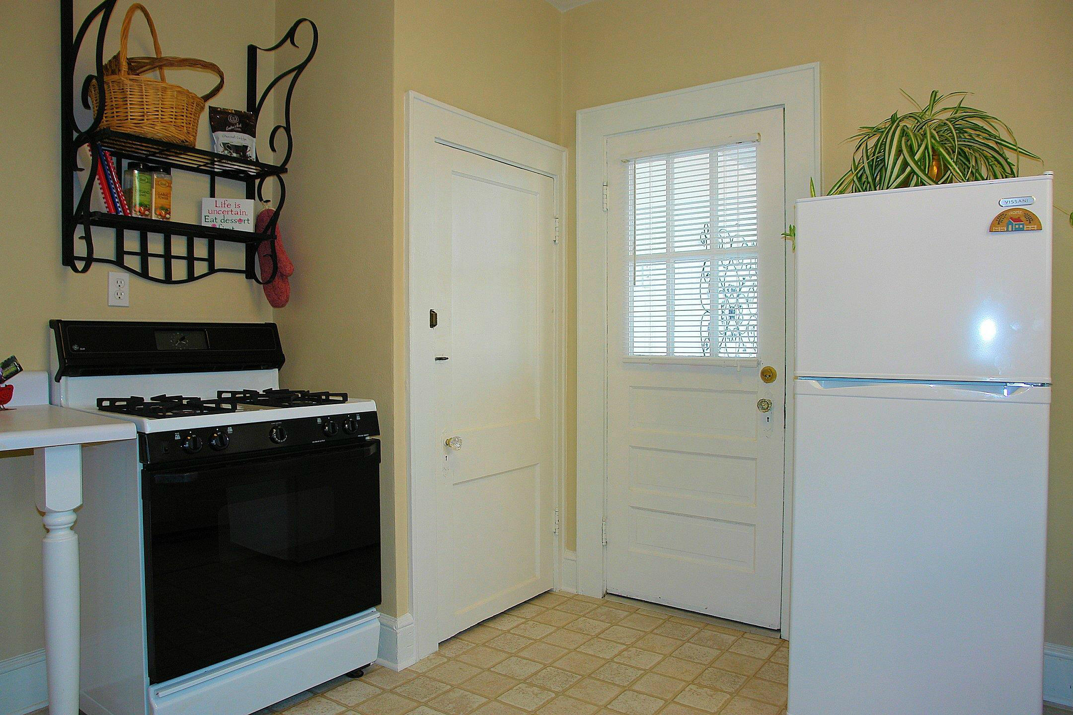 2525 Tillett Road Southwest Roanoke, VA 24015 - Photo 10 of 31 Kitchen