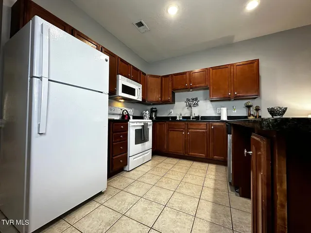 $2,300 | 169 East Grande Avenue, Unit 100, Johnson City, TN 37601