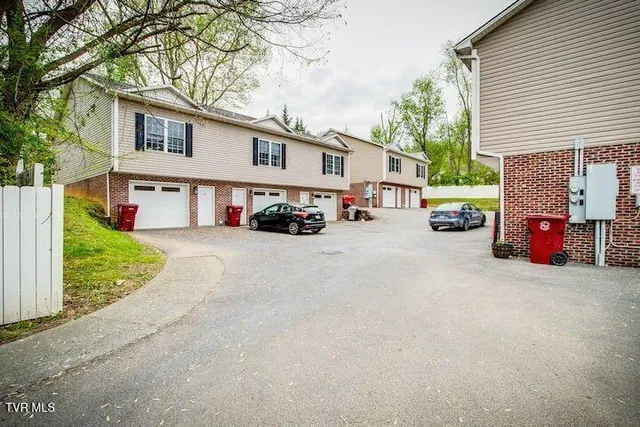 $2,300 | 169 East Grande Avenue, Unit 100, Johnson City, TN 37601