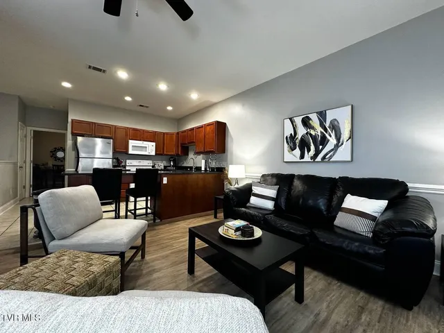 $2,300 | 169 East Grande Avenue, Unit 100, Johnson City, TN 37601