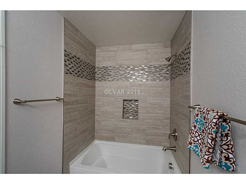 633 East Fairway Road Henderson, NV 89015 - Photo 20 of 35 Property Photo. Hallway bathroom with over sized tub.