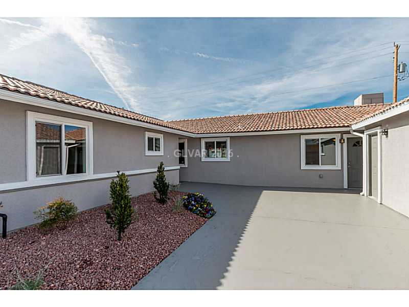 633 East Fairway Road Henderson, NV 89015 - Photo 35 of 35 Property Photo. Front Driveway.