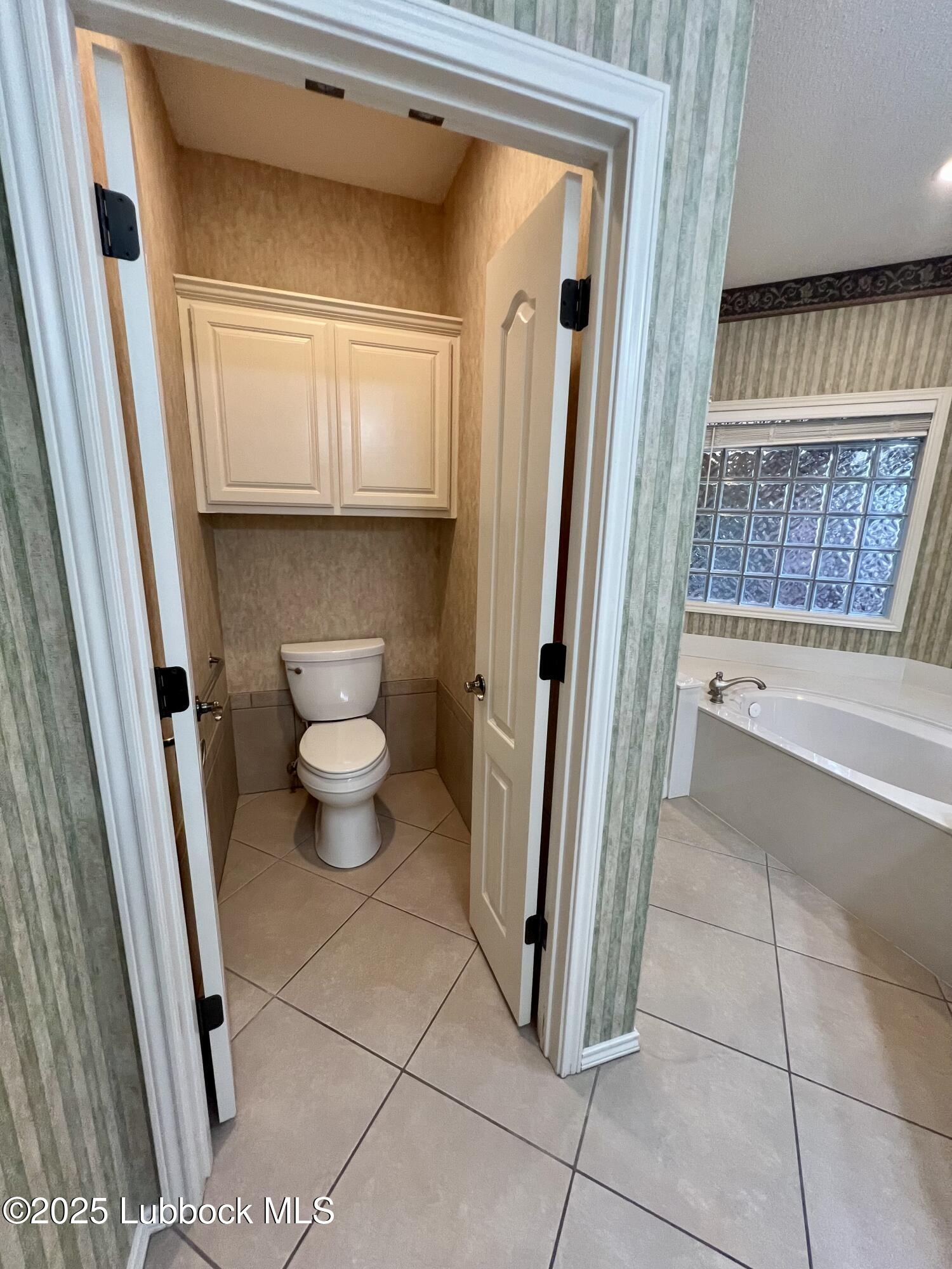 9802 Toledo Avenue Lubbock, TX 79424 - Photo 31 of 64 a bathroom with a toilet and a shower