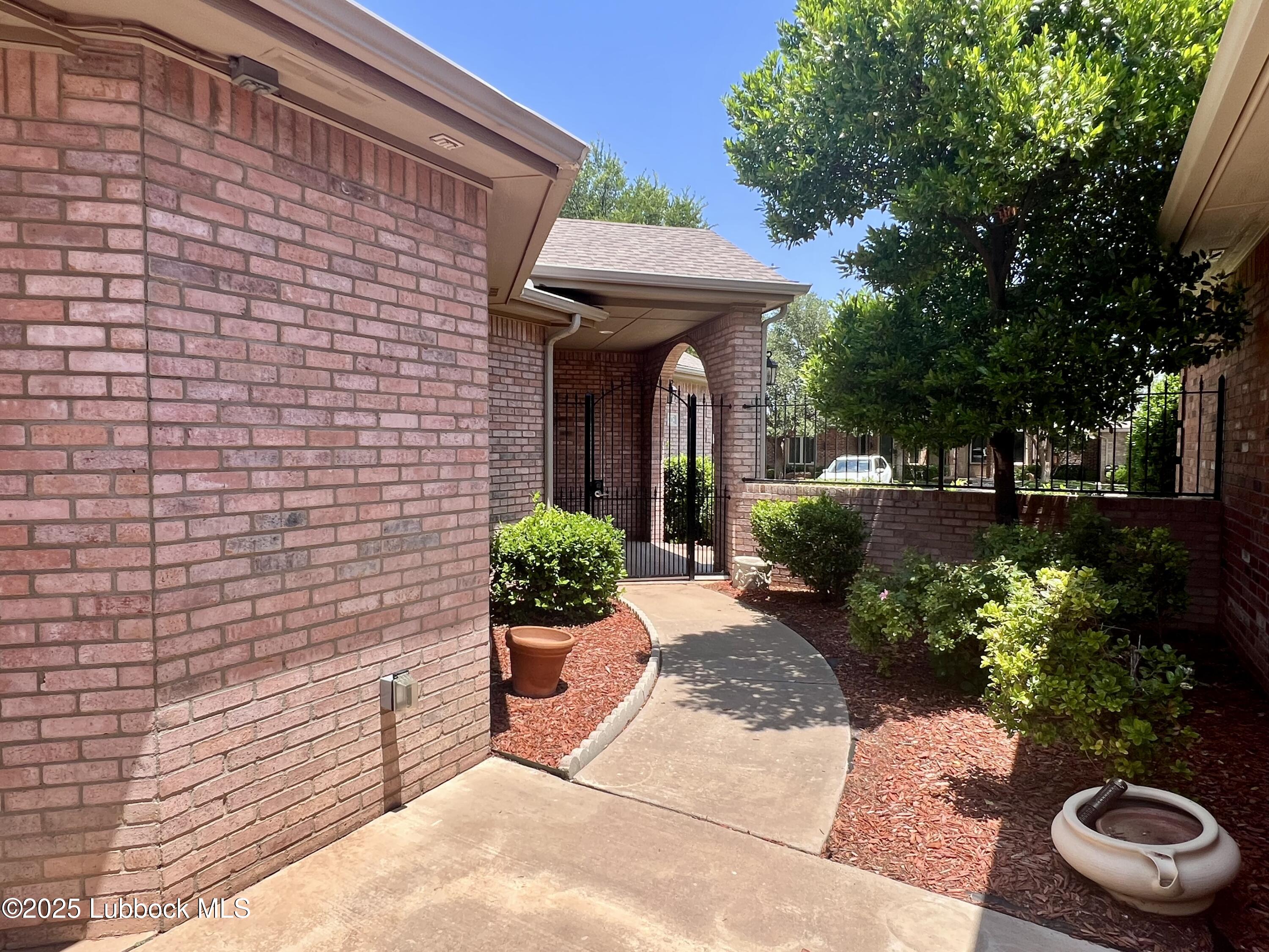 9802 Toledo Avenue Lubbock, TX 79424 - Photo 38 of 64 a view of a chairs and table in a patio