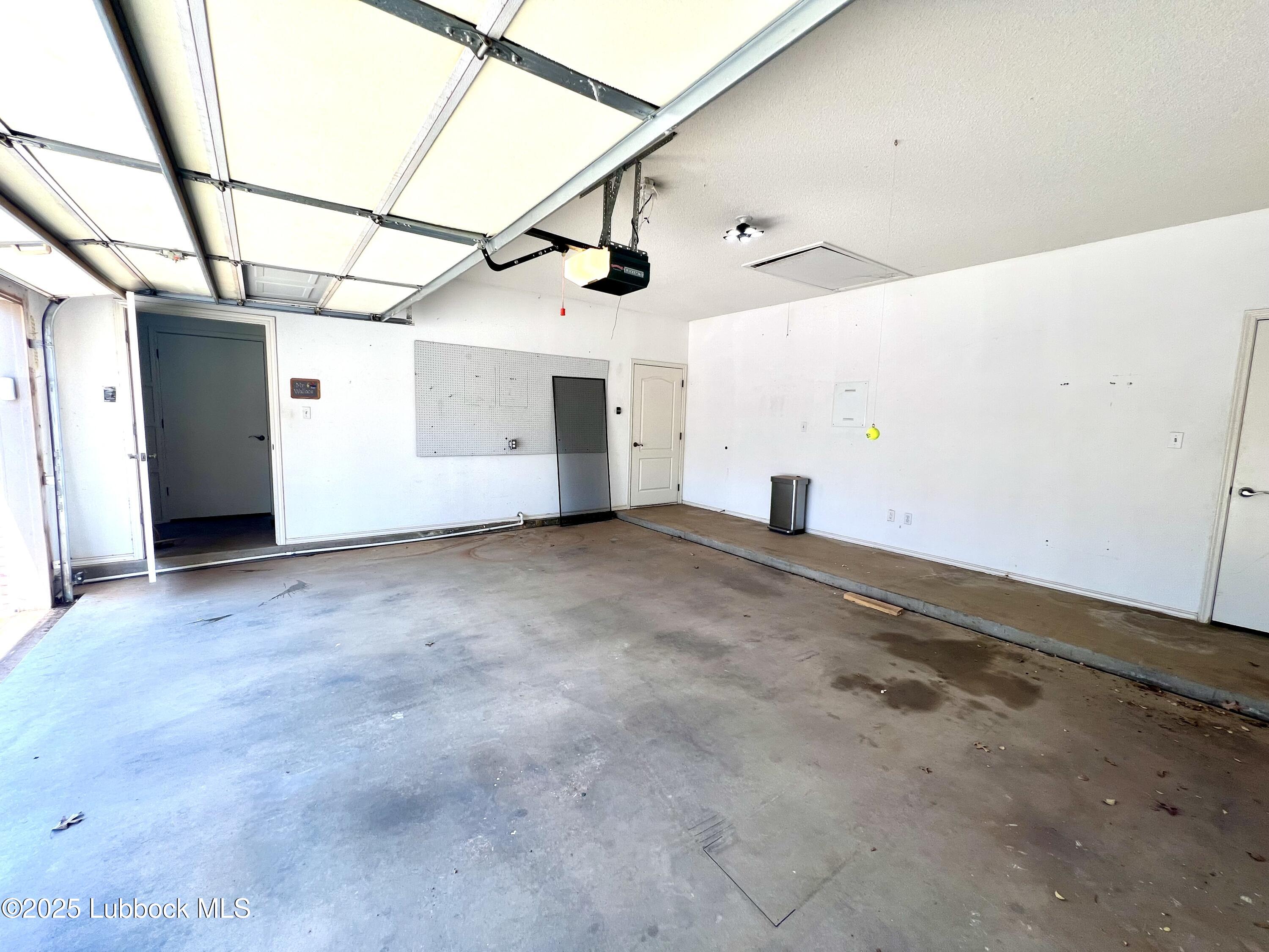 9802 Toledo Avenue Lubbock, TX 79424 - Photo 44 of 64 Garage, 2 34 23 PM