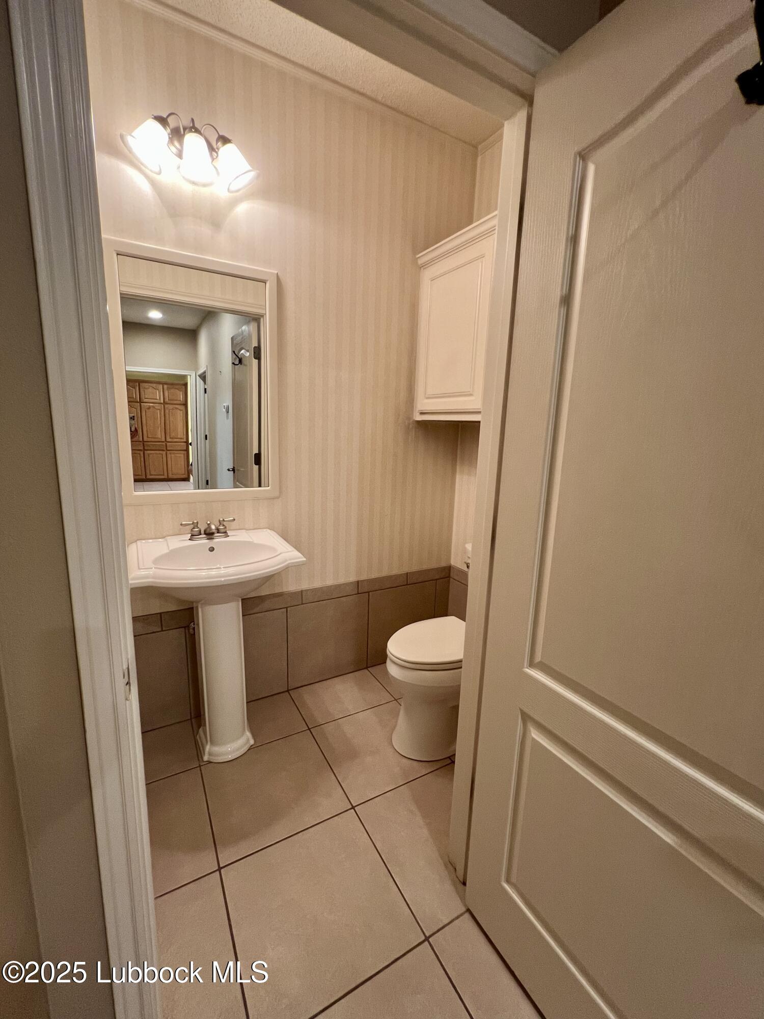 9802 Toledo Avenue Lubbock, TX 79424 - Photo 45 of 64 a bathroom with a sink and a toilet