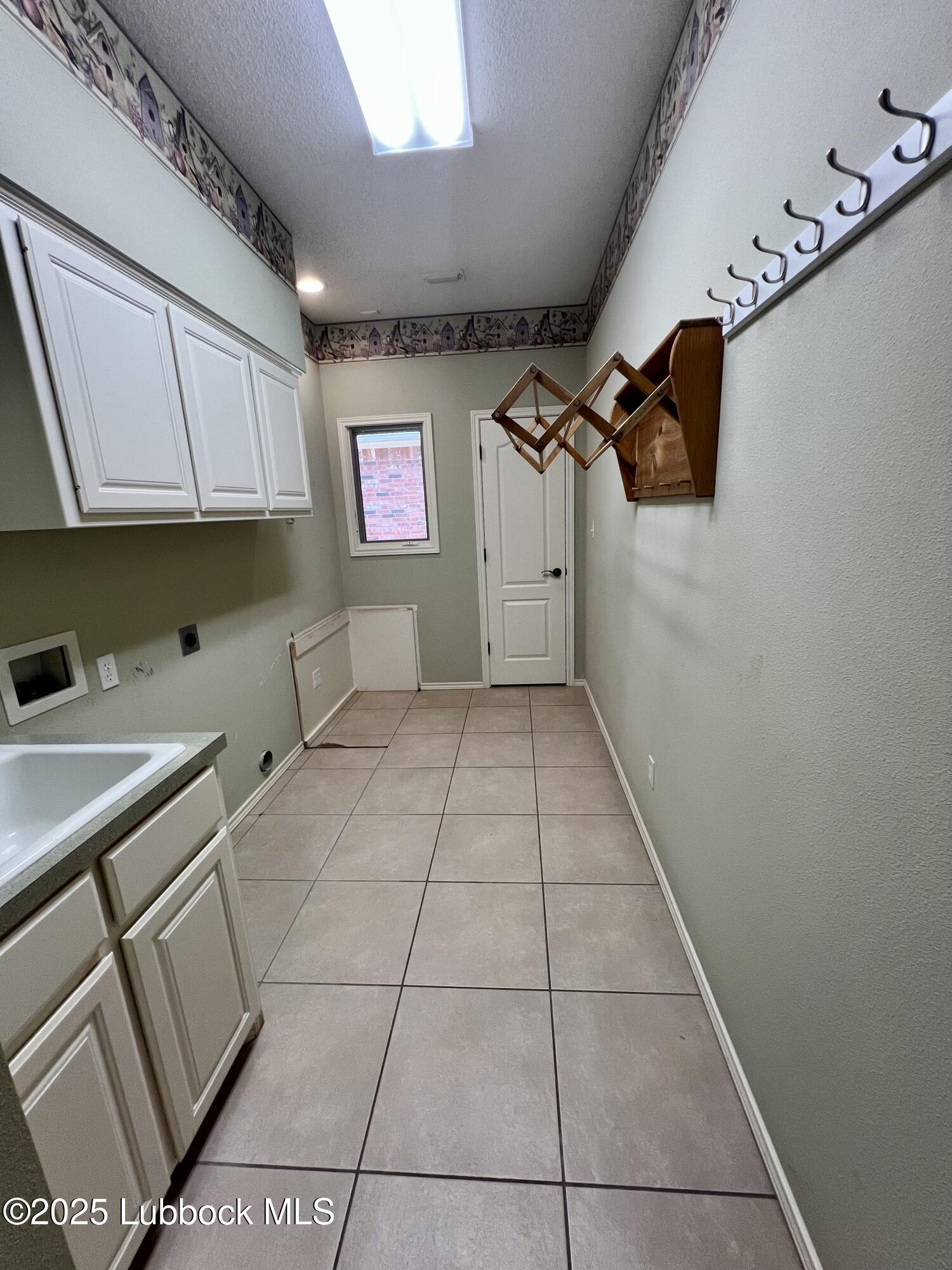 9802 Toledo Avenue Lubbock, TX 79424 - Photo 48 of 64 Laundry room , 2 15 40 PM