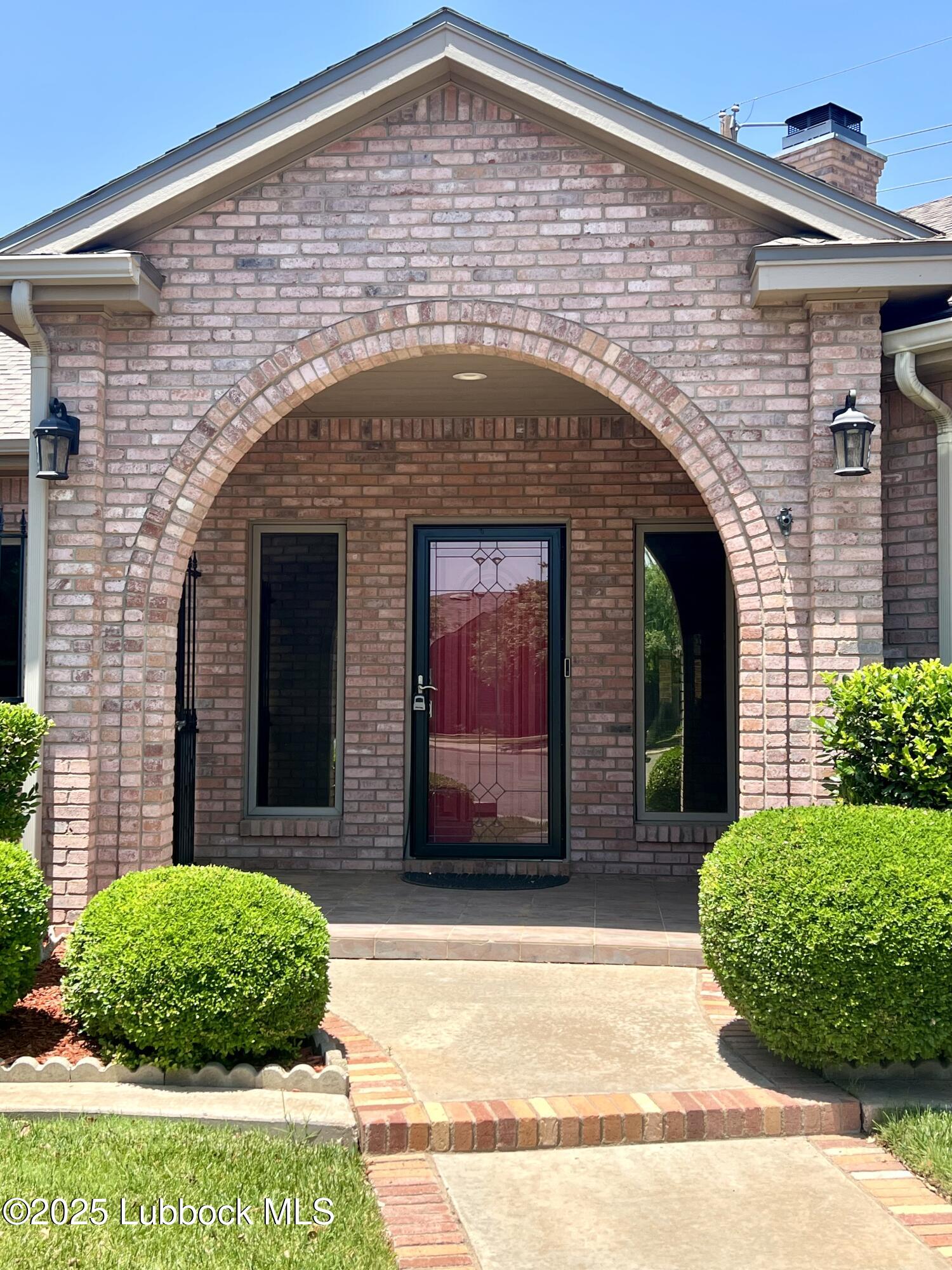 9802 Toledo Avenue Lubbock, TX 79424 - Photo 8 of 64 a front view of a house with a garden