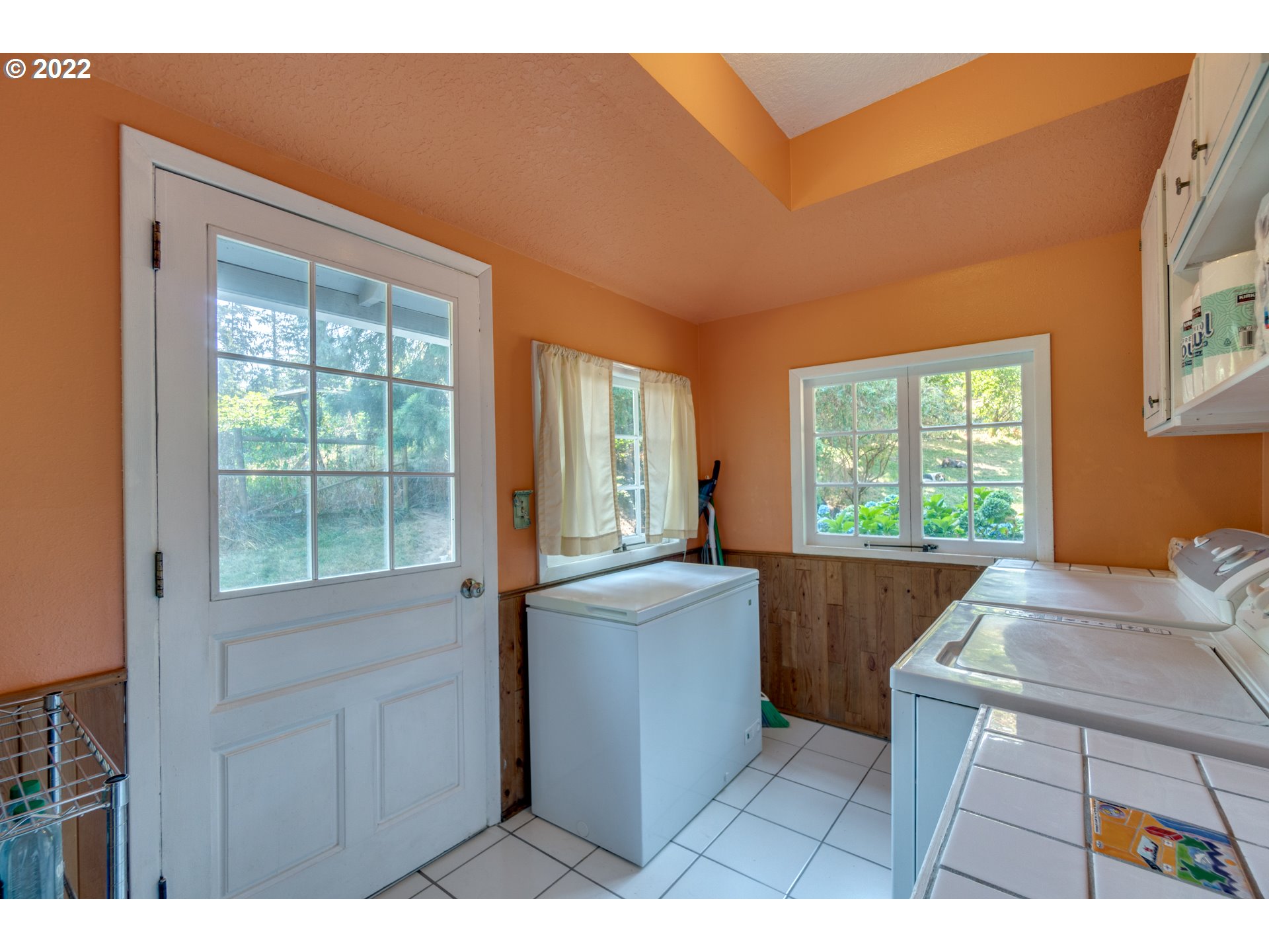 16636 Forsythe Road Oregon City, OR 97045 - Photo 14 of 29 a open kitchen with granite countertop a stove a sink and a microwave