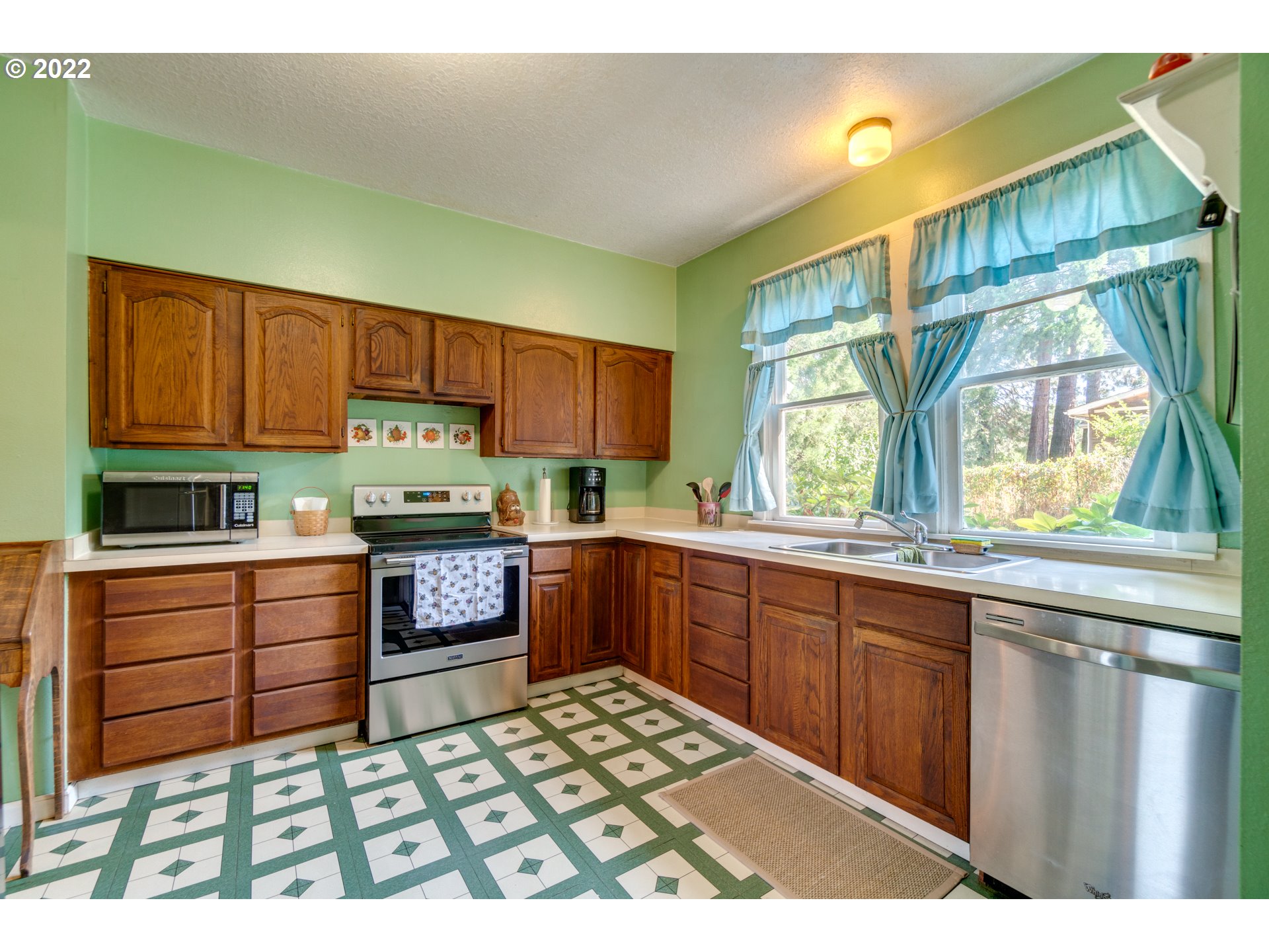 16636 Forsythe Road Oregon City, OR 97045 - Photo 9 of 29 a kitchen with stainless steel appliances granite countertop a stove and cabinets