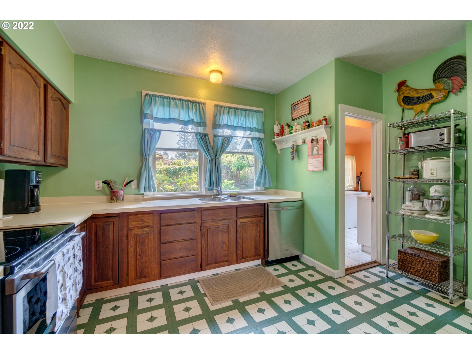 16636 Forsythe Road Oregon City, OR 97045 - Photo 10 of 29 a kitchen with cabinets and window
