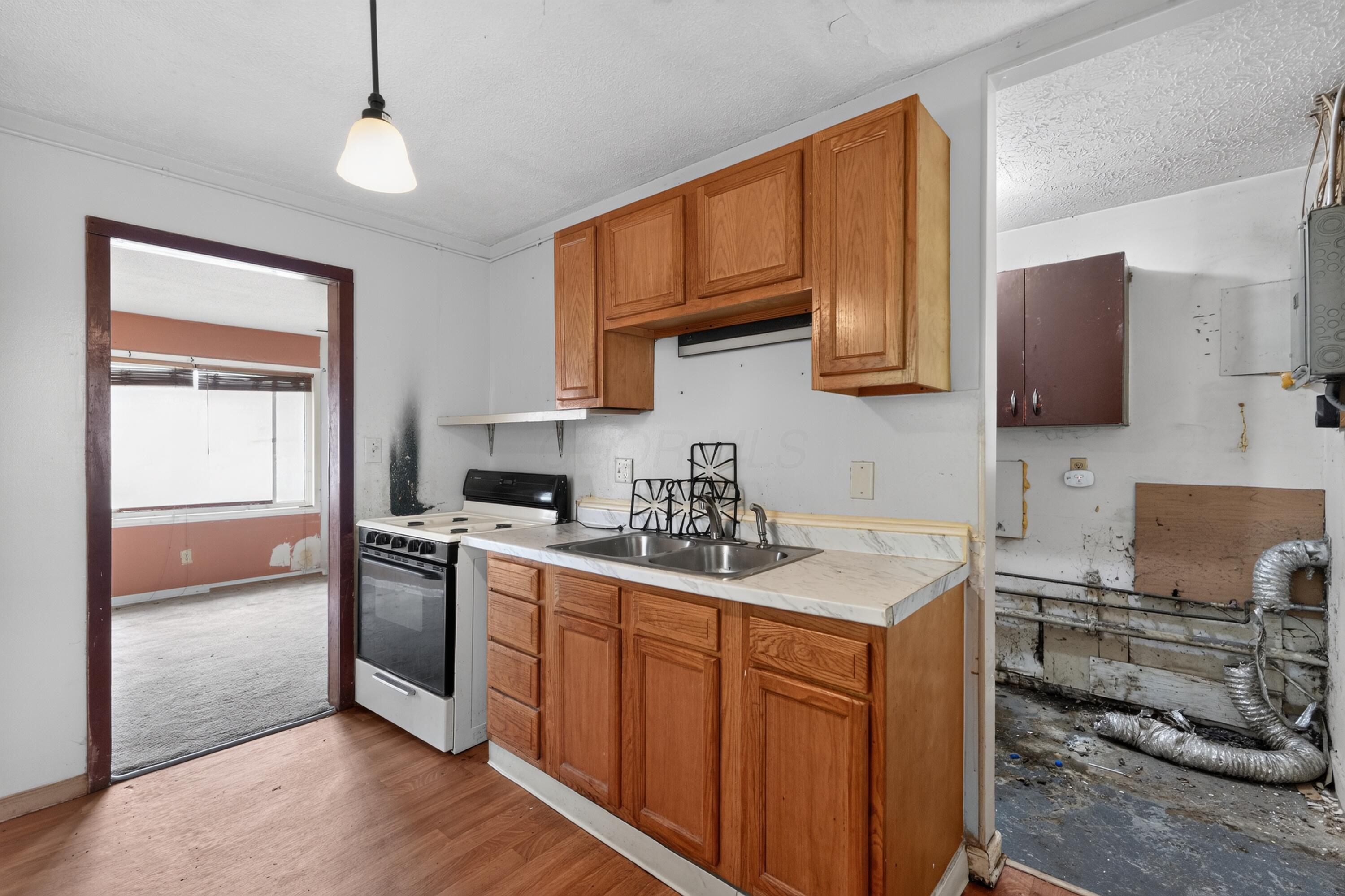2405 Lindale Road Columbus, OH 43224 - Photo 7 of 16 10_2405_Lindale_Rd-Kitchen-le-7