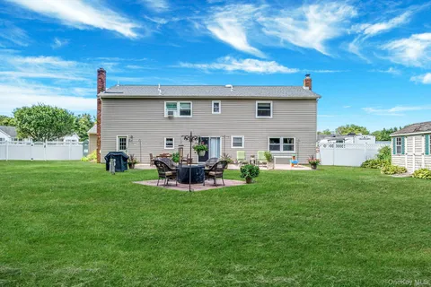 a view of a house with backyard