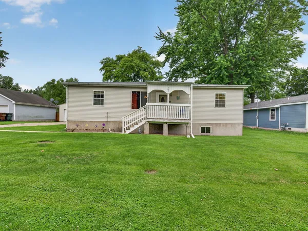 $255,000 | 209 South East Street, Gardner, IL 60424