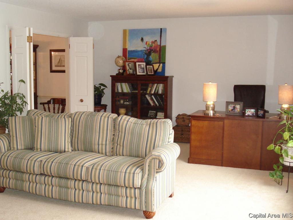 2107 Briarcliff Springfield, IL 62704 - Photo 10 of 16 Gallery Image 10