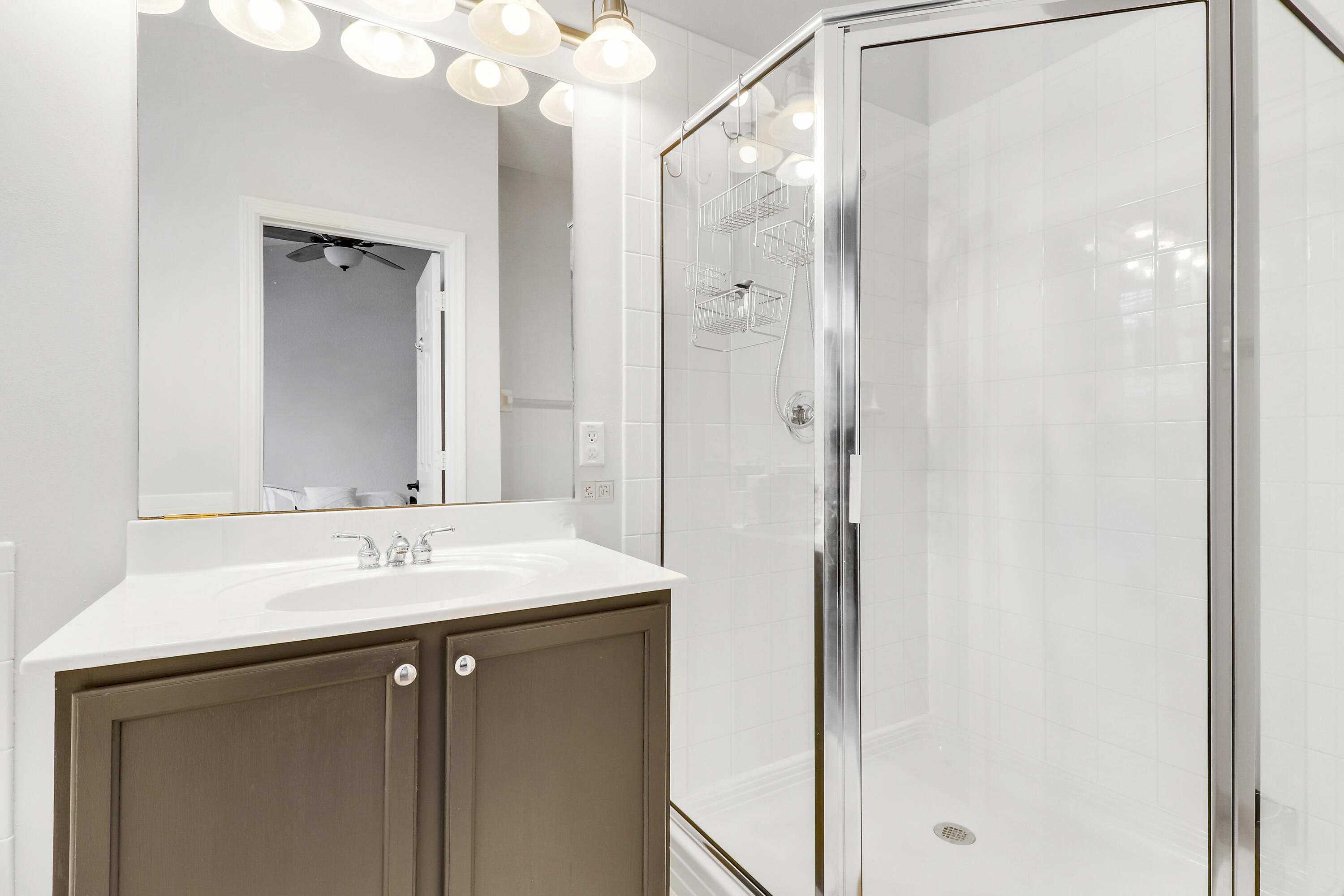 107 Pond Apple Lane, Unit 102 Jupiter, FL 33458 - Photo 21 of 26 Second Bathroom