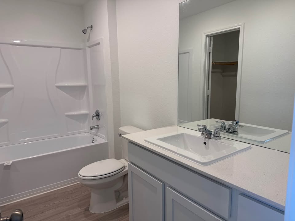 113 Marty Allen Loop Jarrell, TX 76537 - Photo 4 of 16 Primary Bath