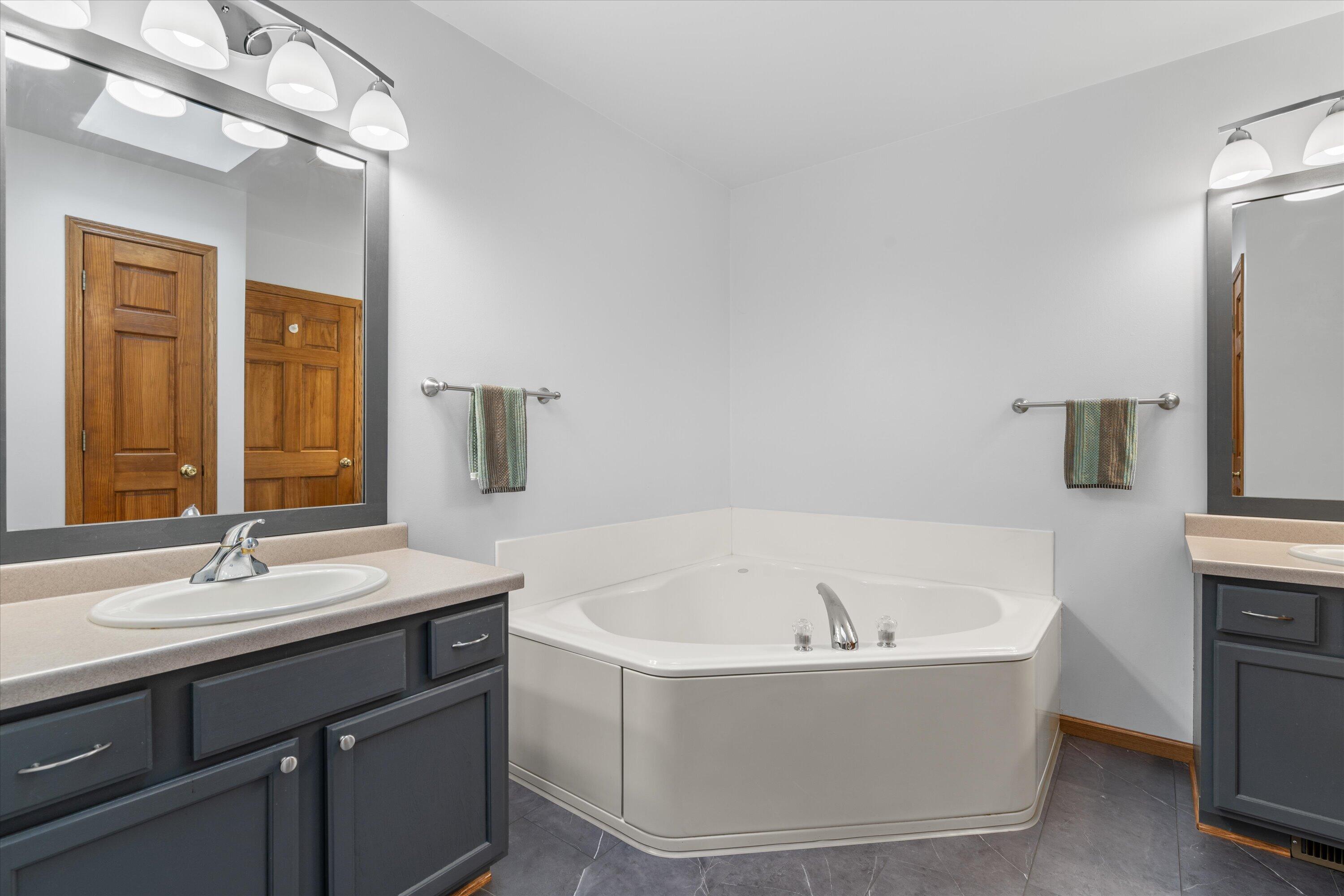 7720 Orchard Valley Road Farmington, WI 53090 - Photo 17 of 36 Primary Bathroom