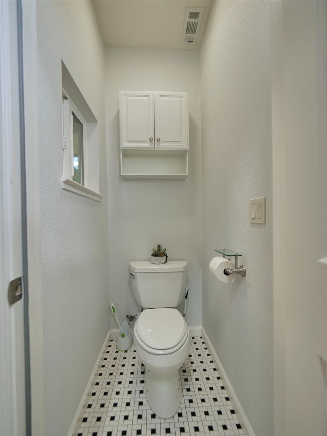 2405 Greensboro Road Placerville, CA 95667 - Photo 81 of 99 a bathroom with a toilet a sink and a mirror