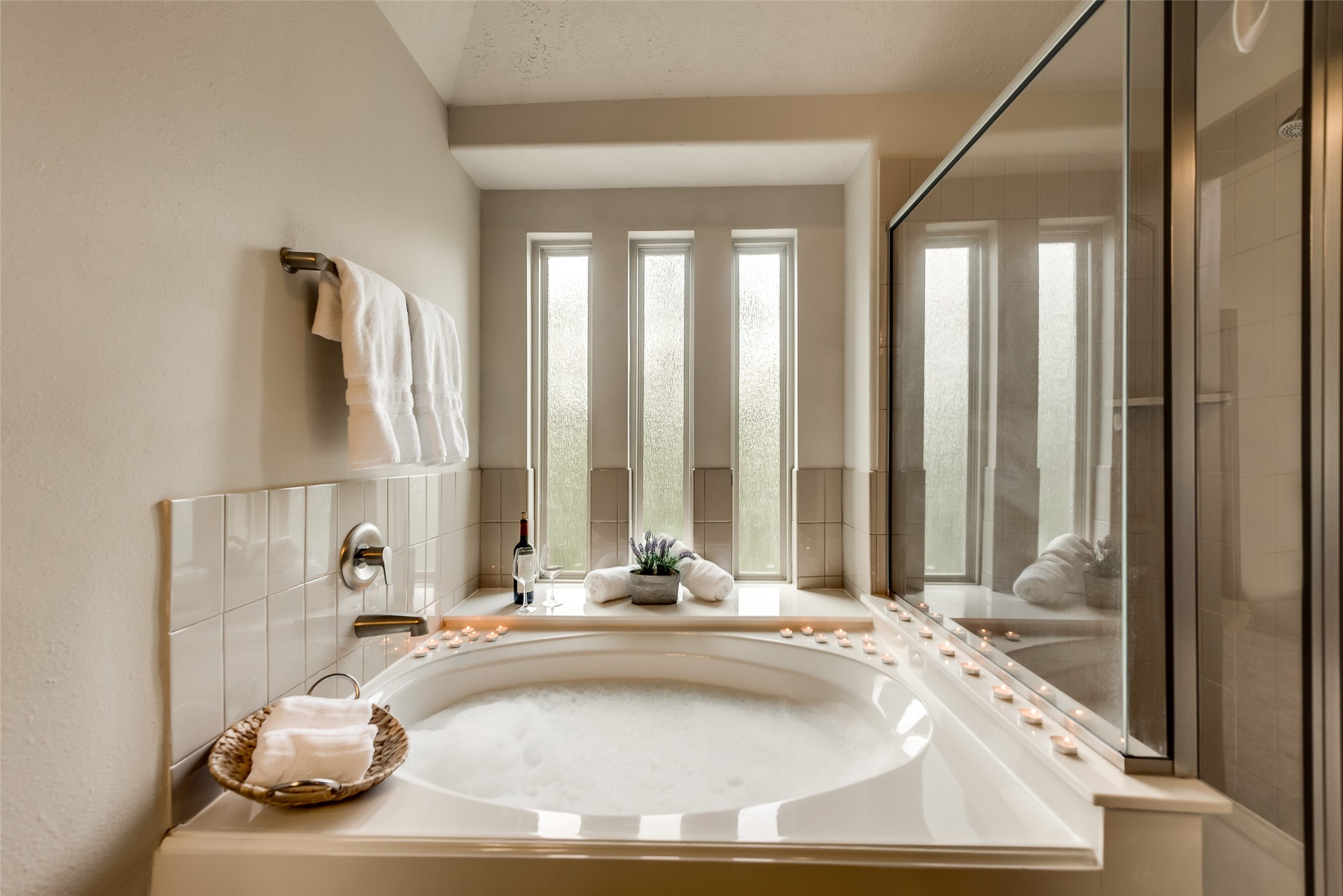 86 Aventura Place Spring, TX 77389 - Photo 18 of 23 a view of a bathroom with tub and window