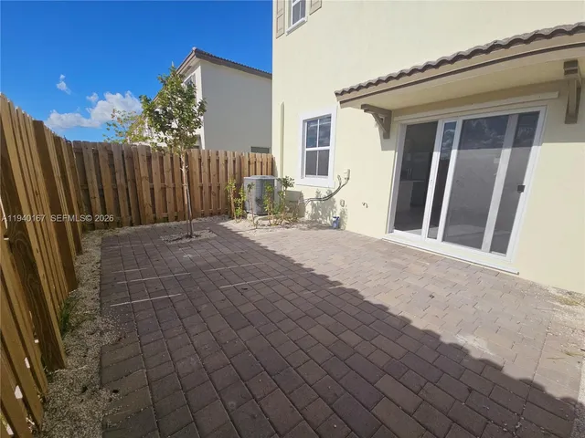 a view of backyard of the house
