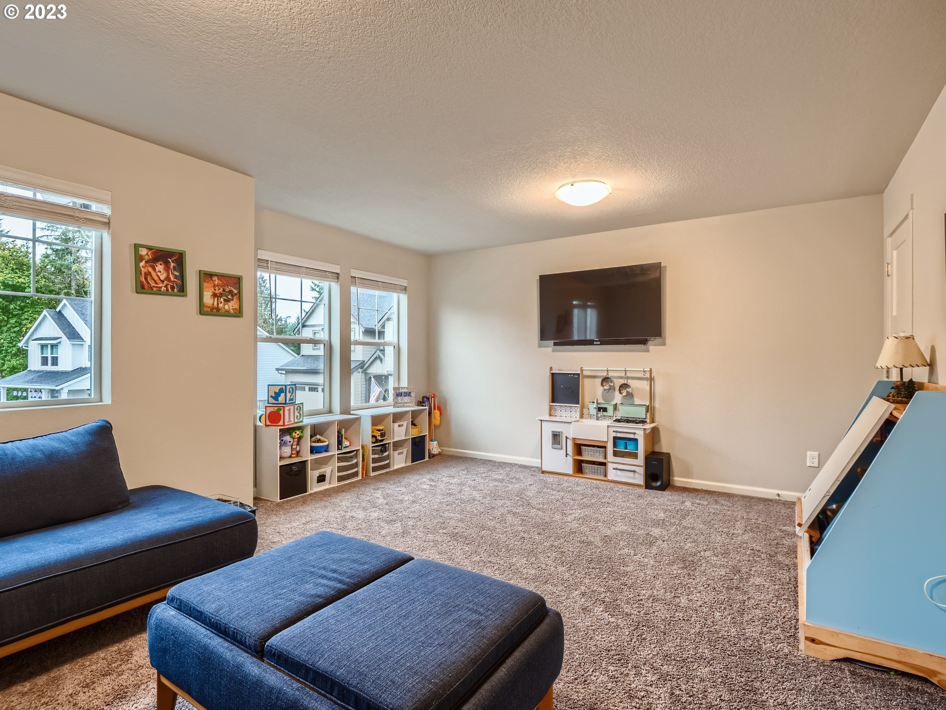 38439 Maple Street Sandy, OR 97055 - Photo 25 of 34 a living room with furniture and a flat screen tv