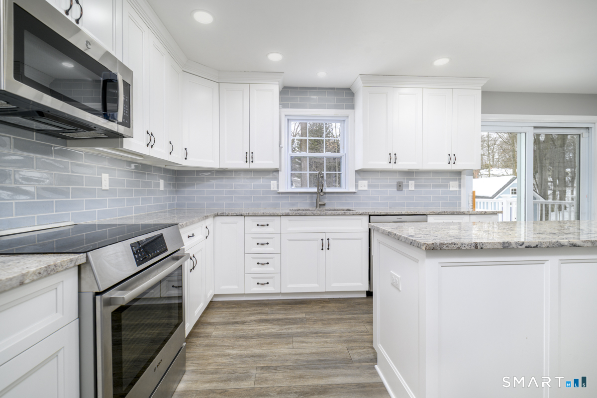 41 Catherine Street Trumbull, CT 06611 - Photo 8 of 37