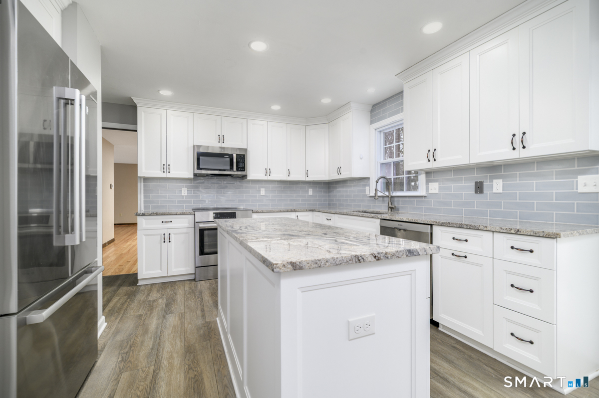 41 Catherine Street Trumbull, CT 06611 - Photo 9 of 37