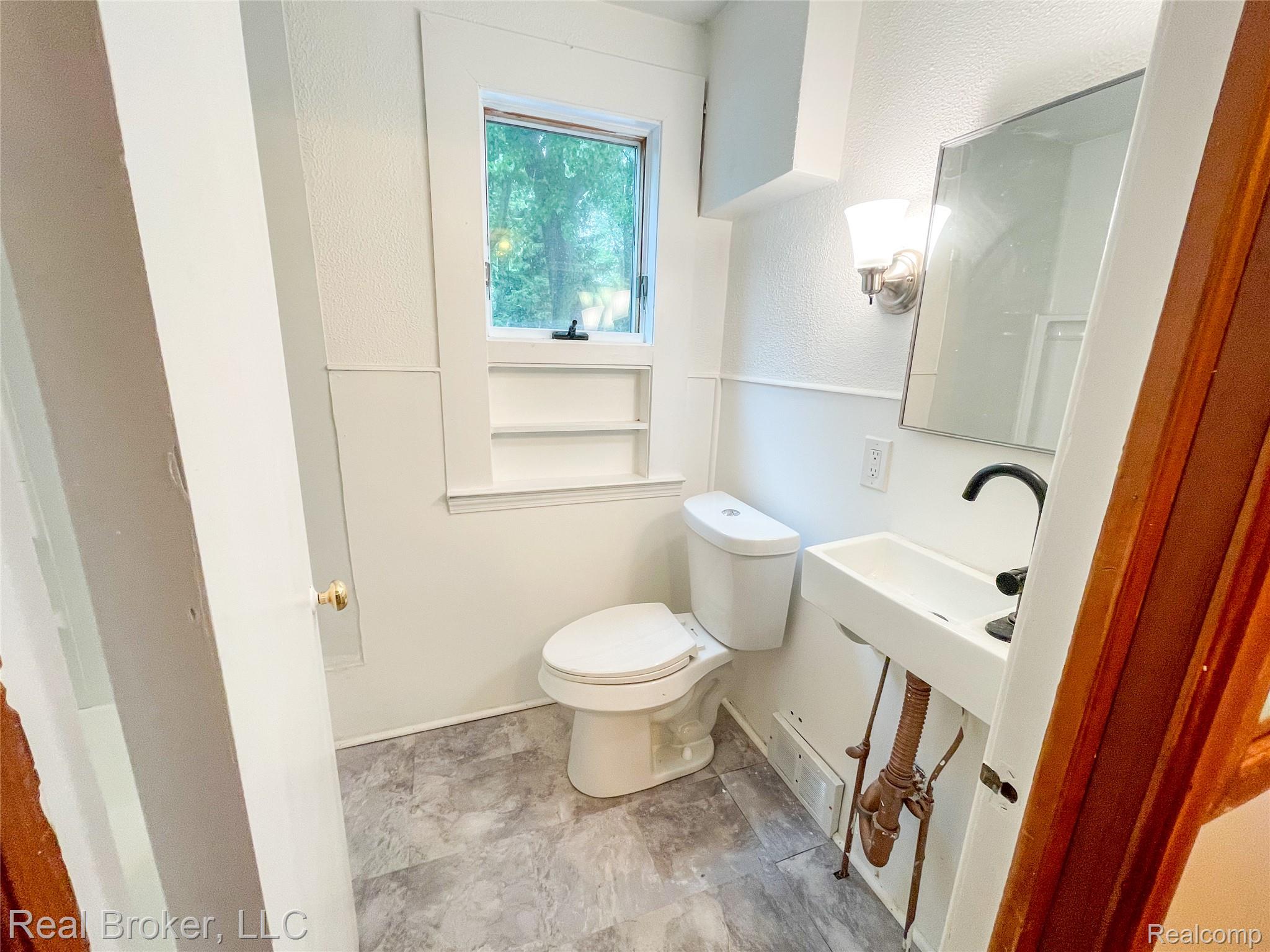 603 Vernier Road Grosse Pointe, MI 48236 - Photo 15 of 33 Bathroom with toilet and a textured wall