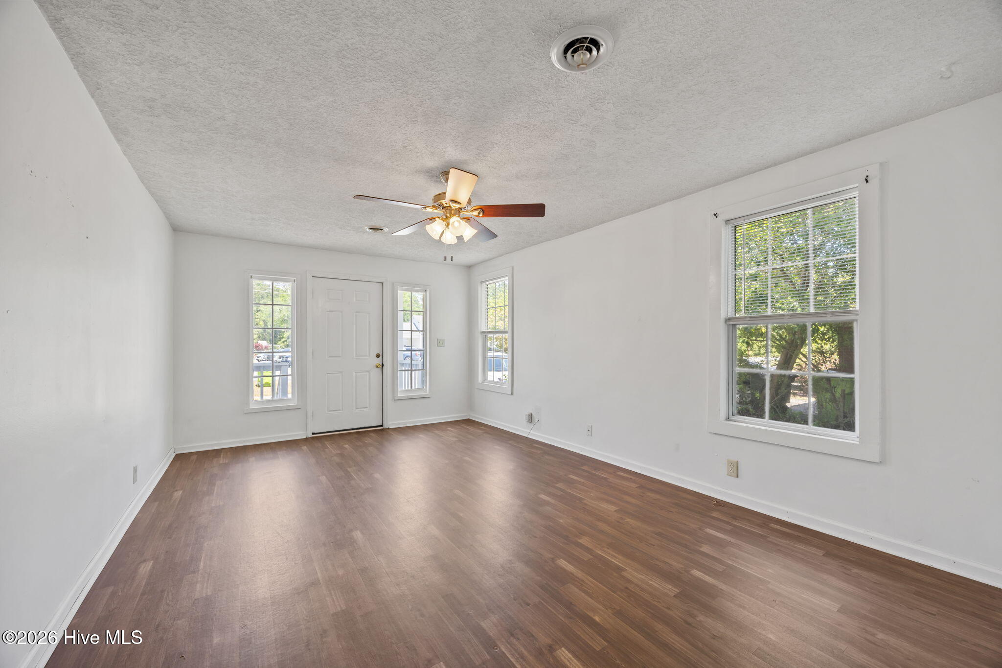 321 Miller Boulevard Havelock, NC 28532 - Photo 3 of 21 Nice Sized Living Room