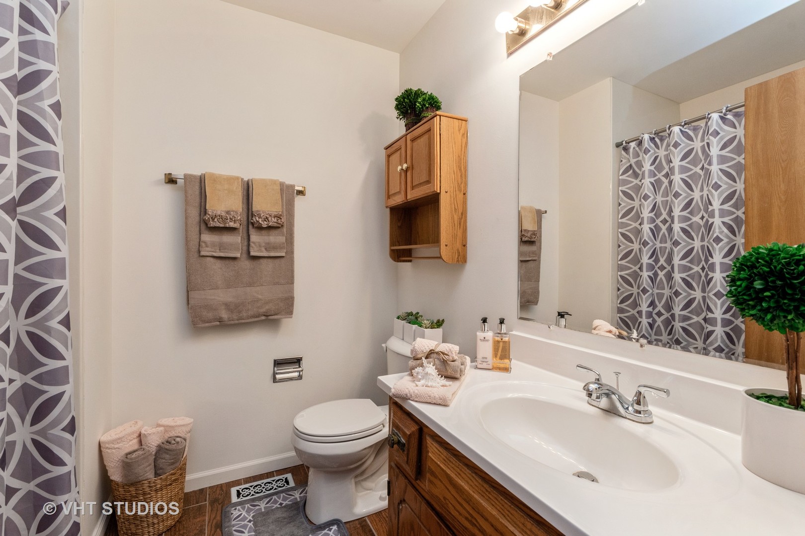 57 Timberlane Road Matteson, IL 60443 - Photo 15 of 25 a bathroom with a toilet sink and mirror