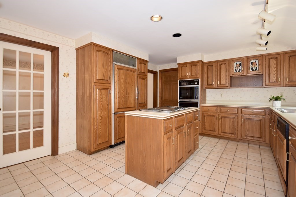 136 Rock O'Dundee Road Dartmouth, MA 02748 - Photo 8 of 30