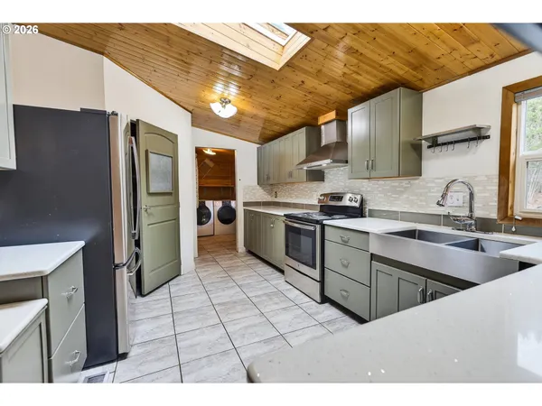 $600,000 | 20284 El Romar Drive Northeast, Scotts Mills, OR 97375