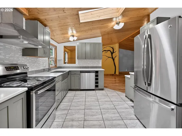 $600,000 | 20284 El Romar Drive Northeast, Scotts Mills, OR 97375