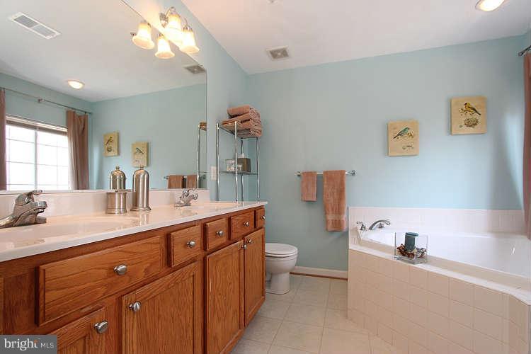 18852 Broken Oak Road Boyds, MD 20841 - Photo 14 of 24 Bath (Master)