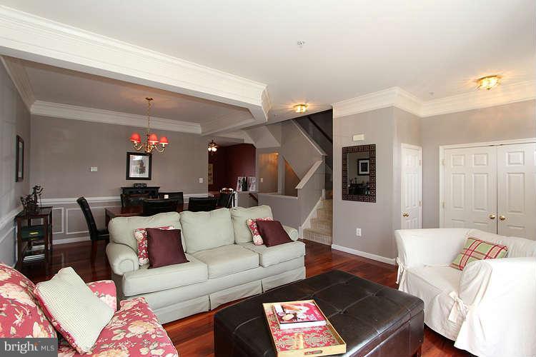 18852 Broken Oak Road Boyds, MD 20841 - Photo 4 of 24 Living Room
