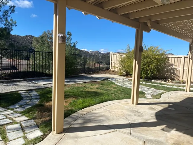 a view of a backyard